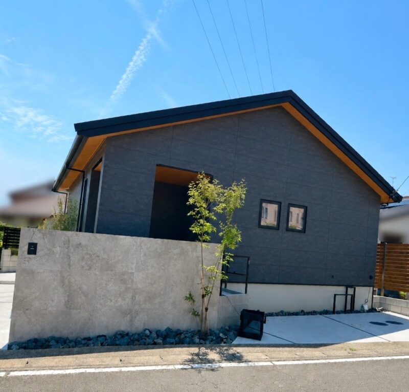 ～ スマートな平屋の外観に調和する、洗練されたエクステリア ～